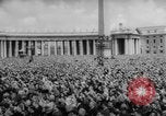 Standbild Die Parade der Osterpilger ist ausgewaschen Vatikanstadt, 1958, aus Sekunde 25 historischem Filmmaterial Videoclip 65675046599