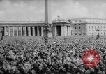 Standbild Die Parade der Osterpilger ist ausgewaschen Vatikanstadt, 1958, aus Sekunde 26 historischem Filmmaterial Videoclip 65675046599