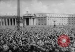 Standbild Die Parade der Osterpilger ist ausgewaschen Vatikanstadt, 1958, aus Sekunde 27 historischem Filmmaterial Videoclip 65675046599
