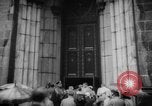 Standbild Die Parade der Osterpilger ist ausgewaschen Vatikanstadt, 1958, aus Sekunde 31 historischem Filmmaterial Videoclip 65675046599