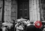 Standbild Die Parade der Osterpilger ist ausgewaschen Vatikanstadt, 1958, aus Sekunde 32 historischem Filmmaterial Videoclip 65675046599