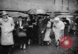 Standbild Die Parade der Osterpilger ist ausgewaschen Vatikanstadt, 1958, aus Sekunde 34 historischem Filmmaterial Videoclip 65675046599
