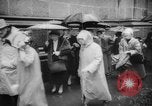 Standbild Die Parade der Osterpilger ist ausgewaschen Vatikanstadt, 1958, aus Sekunde 36 historischem Filmmaterial Videoclip 65675046599