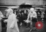 Standbild Die Parade der Osterpilger ist ausgewaschen Vatikanstadt, 1958, aus Sekunde 37 historischem Filmmaterial Videoclip 65675046599
