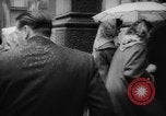 Standbild Die Parade der Osterpilger ist ausgewaschen Vatikanstadt, 1958, aus Sekunde 43 historischem Filmmaterial Videoclip 65675046599