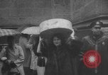 Standbild Die Parade der Osterpilger ist ausgewaschen Vatikanstadt, 1958, aus Sekunde 50 historischem Filmmaterial Videoclip 65675046599