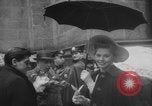 Standbild Die Parade der Osterpilger ist ausgewaschen Vatikanstadt, 1958, aus Sekunde 51 historischem Filmmaterial Videoclip 65675046599