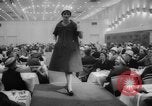 Standbild fashion parade Toronto Ontario Kanada, 1958, aus Sekunde 7 historischem Filmmaterial Videoclip 65675046601