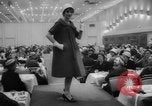 Standbild fashion parade Toronto Ontario Kanada, 1958, aus Sekunde 8 historischem Filmmaterial Videoclip 65675046601