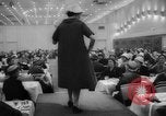 Standbild fashion parade Toronto Ontario Kanada, 1958, aus Sekunde 9 historischem Filmmaterial Videoclip 65675046601