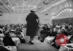 Standbild fashion parade Toronto Ontario Kanada, 1958, aus Sekunde 12 historischem Filmmaterial Videoclip 65675046601