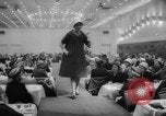 Standbild fashion parade Toronto Ontario Kanada, 1958, aus Sekunde 13 historischem Filmmaterial Videoclip 65675046601
