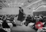 Standbild fashion parade Toronto Ontario Kanada, 1958, aus Sekunde 14 historischem Filmmaterial Videoclip 65675046601