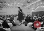 Standbild fashion parade Toronto Ontario Kanada, 1958, aus Sekunde 15 historischem Filmmaterial Videoclip 65675046601