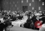 Standbild fashion parade Toronto Ontario Kanada, 1958, aus Sekunde 16 historischem Filmmaterial Videoclip 65675046601