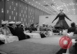 Standbild fashion parade Toronto Ontario Kanada, 1958, aus Sekunde 18 historischem Filmmaterial Videoclip 65675046601
