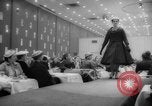 Standbild fashion parade Toronto Ontario Kanada, 1958, aus Sekunde 19 historischem Filmmaterial Videoclip 65675046601