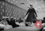 Standbild fashion parade Toronto Ontario Kanada, 1958, aus Sekunde 20 historischem Filmmaterial Videoclip 65675046601