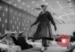 Standbild fashion parade Toronto Ontario Kanada, 1958, aus Sekunde 21 historischem Filmmaterial Videoclip 65675046601