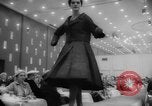 Standbild fashion parade Toronto Ontario Kanada, 1958, aus Sekunde 22 historischem Filmmaterial Videoclip 65675046601