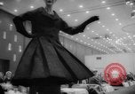 Standbild fashion parade Toronto Ontario Kanada, 1958, aus Sekunde 23 historischem Filmmaterial Videoclip 65675046601