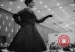 Standbild fashion parade Toronto Ontario Kanada, 1958, aus Sekunde 24 historischem Filmmaterial Videoclip 65675046601