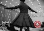 Standbild fashion parade Toronto Ontario Kanada, 1958, aus Sekunde 25 historischem Filmmaterial Videoclip 65675046601