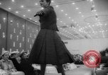 Standbild fashion parade Toronto Ontario Kanada, 1958, aus Sekunde 26 historischem Filmmaterial Videoclip 65675046601