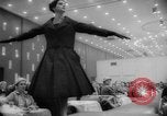 Standbild fashion parade Toronto Ontario Kanada, 1958, aus Sekunde 27 historischem Filmmaterial Videoclip 65675046601
