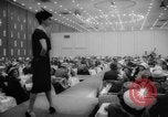 Standbild fashion parade Toronto Ontario Kanada, 1958, aus Sekunde 32 historischem Filmmaterial Videoclip 65675046601