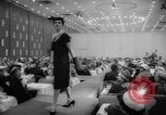 Standbild fashion parade Toronto Ontario Kanada, 1958, aus Sekunde 35 historischem Filmmaterial Videoclip 65675046601