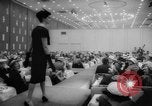 Standbild fashion parade Toronto Ontario Kanada, 1958, aus Sekunde 37 historischem Filmmaterial Videoclip 65675046601