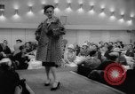 Standbild fashion parade Toronto Ontario Kanada, 1958, aus Sekunde 43 historischem Filmmaterial Videoclip 65675046601