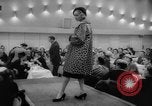 Standbild fashion parade Toronto Ontario Kanada, 1958, aus Sekunde 45 historischem Filmmaterial Videoclip 65675046601