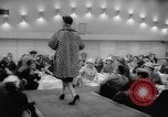 Standbild fashion parade Toronto Ontario Kanada, 1958, aus Sekunde 47 historischem Filmmaterial Videoclip 65675046601