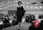 Standbild fashion parade Toronto Ontario Kanada, 1958, aus Sekunde 51 historischem Filmmaterial Videoclip 65675046601
