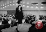 Standbild fashion parade Toronto Ontario Kanada, 1958, aus Sekunde 52 historischem Filmmaterial Videoclip 65675046601