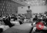Standbild fashion parade Toronto Ontario Kanada, 1958, aus Sekunde 59 historischem Filmmaterial Videoclip 65675046601