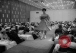 Standbild fashion parade Toronto Ontario Kanada, 1958, aus Sekunde 60 historischem Filmmaterial Videoclip 65675046601