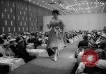 Standbild fashion parade Toronto Ontario Kanada, 1958, aus Sekunde 61 historischem Filmmaterial Videoclip 65675046601