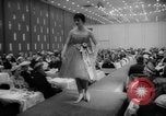 Standbild fashion parade Toronto Ontario Kanada, 1958, aus Sekunde 62 historischem Filmmaterial Videoclip 65675046601