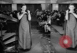 Immagine di Sfilata di moda Budapest Ungheria, 1966, secondo 9 filmato di repertorio 65675046620