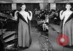 Immagine di Sfilata di moda Budapest Ungheria, 1966, secondo 10 filmato di repertorio 65675046620