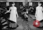 Immagine di Sfilata di moda Budapest Ungheria, 1966, secondo 11 filmato di repertorio 65675046620