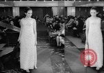 Immagine di Sfilata di moda Budapest Ungheria, 1966, secondo 12 filmato di repertorio 65675046620