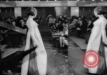 Immagine di Sfilata di moda Budapest Ungheria, 1966, secondo 13 filmato di repertorio 65675046620
