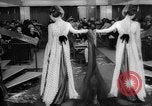 Immagine di Sfilata di moda Budapest Ungheria, 1966, secondo 14 filmato di repertorio 65675046620