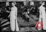 Immagine di Sfilata di moda Budapest Ungheria, 1966, secondo 15 filmato di repertorio 65675046620