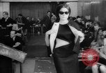 Immagine di Sfilata di moda Budapest Ungheria, 1966, secondo 18 filmato di repertorio 65675046620