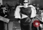 Immagine di Sfilata di moda Budapest Ungheria, 1966, secondo 19 filmato di repertorio 65675046620